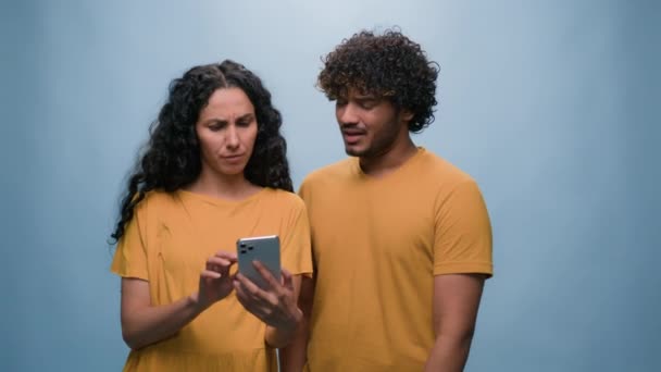 Багаторасова Пара Мобільним Телефоном Вибираючи Покупки Онлайн Жінка Показуючи Пропозицію — стокове відео