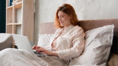 Kafkasyalı kadın, sakin bir sabah serbest çalışan iş kadını. Uykudan yeni uyanmış, bilgisayarında daktilo kullanan ev odasından uzakta çalışan, gülümseyen, sohbet eden internet bağımlısı bir kız öğrenci.