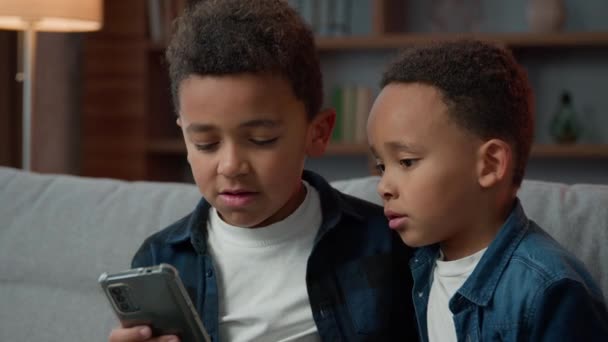 아프리카 미국인 아들들 아이들 친구가 줍니다 부모님의 스마트폰을 사용하고 휴대폰으로 — 비디오