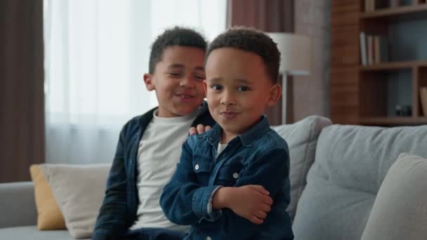 Zwei Lustige Afroamerikanische Kinder Geschwister Nach Streit Hause Lustige Junge — Stockvideo