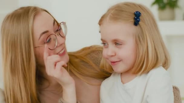 快乐的白种人妈妈和学龄前小女孩在一起聊天的小女孩笑着摸着对方的额头玩游戏玩耍着享受着家庭的联系母亲童年的亲密感情 — 图库视频影像