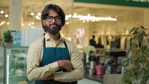 Indiano Homem Avental Café Trabalhador Masculino Árabe Garçom Sorrindo Pequeno — Vídeo de Stock