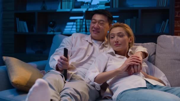 Casal Multirracial Assistir Filme Noite Diverso Casado Asiático Homem Mulher — Vídeo de Stock