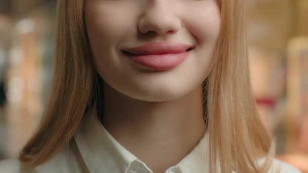女性の口の口紅は 豊満なフル唇にメイクアップを閉じますショット顔の詳細をトリミング認知できない女性は健康な歯の笑顔歯科美容歯科医療を笑顔 ショッピングモールに肖像画の女の子 — ストック動画