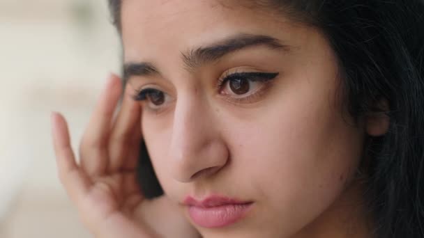 Уставшая Арабская Индийская Этническая Женщина Закрывает Лицо Грустная Депрессивная Больная — стоковое видео