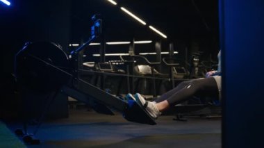 Spor kulübünde spor aletleri ile spor aletleri, güçlü kas gücü, Afrikalı Amerikalı sporcu vücut geliştirici, yatay çekiş bloğu egzersizi yapıyor.