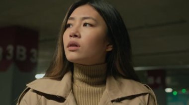 Hüsrana uğramış Asyalı üzgün Çinli Çinli iş kadını Koreli kadın cep telefonu sorunu internet bağlantısı sorunu karanlık araba parkında cep telefonundan yanlış haberler okumak yanlış karar şüphesi