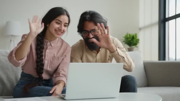 Gift Arabiska Par Man Kvinna Hälsning Vänner Online Videosamtal Laptop — Stockvideo