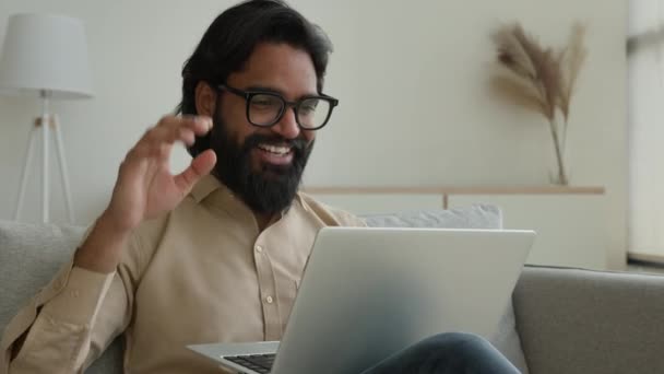 Arabische Indiase Moslim Man Praten Thuis Video Call Conferentie Laptop — Stockvideo