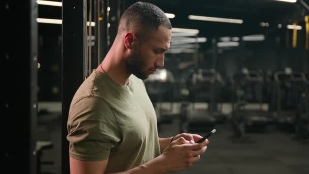 Sportivul Afro American Care Utilizează Telefonul Mobil Antrenor Fitness Bărbat — Videoclip de stoc