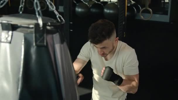 Kaukasischer Boxer Champion Mma Professioneller Kämpfer Mann Boxsack Sportverein Männlicher — Stockvideo