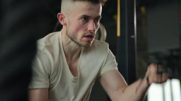 Homem Caucasiano Forte Puxar Cordas Batalha Queimar Energia Treinamento Bíceps — Vídeo de Stock