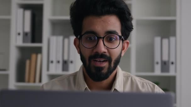兴奋快乐的印度穆斯林商人男性获奖者在总公司工作的男性雇员赢得笔记本电脑庆祝工作机会在线赢得商业成就胜利完成交易成功 — 图库视频影像