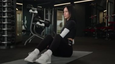 Formda kaslı sporcu, spor malzemeleriyle karın egzersizi yapıyor. Spor salonu, spor salonu, beyaz kadın fitness, vücut geliştiren spor antrenörü, karın kaslarını çalıştırıyor.