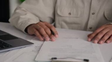 Çok ırklı iş adamları mutlu Hintli Arap Kafkasyalılar iş projelerini dizüstü bilgisayarla tartışıyorlar sınav kağıdını ofis kütüphanesinde yazıyorlar gülümsüyorlar belgeler yazıyorlar iyi sonuç ortaklığını gösteriyorlar