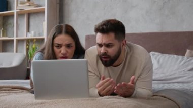 Çaresiz, stresli, Kafkasyalı, üzgün ev sahipleri. Karısının kafası karışmış. Kocasının e-posta sorunu var, banka ipoteği yok.