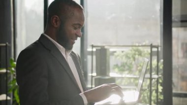 Olgun kullanıcı Afro-Amerikan Etnik Adamı 40 'lı yaşlarda orta yaşlı iş adamı CEO' su yönetici yönetici çalışan, dizüstü bilgisayarlı, güneşli bir ofiste çalışıyor. Bilgisayarda e-posta yazmak için internet iletişimi kullanıyor.