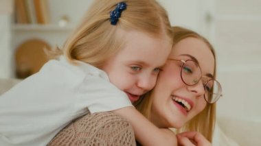 Kafkasyalı küçük kızı olan mutlu bir aile annesi. Küçük bir kız çocuğu. Anneyi boynundan kucaklıyor, kucaklıyor, sarılıyor, birlikte konuşuyor, şarkı söylüyor, gülüyor, yakınlığın tadını çıkarıyor.