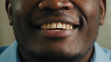 Kırpılmış Afrikalı Amerikalı yüzü yarı erkek iş adamı blogcu vlog yazarı video blogu konuşmalarını anlat diyor. Ağzını kapat, dişlerini sık, gülümse, ağız sağlığı, mutlu, tanınmayan erkek muhabbeti.