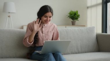 Gülümseyen Arap kadın bilgisayarlı video konferansında arkadaşıyla konuşuyor. Hoş sohbetler. Ev telefonunda sanal görüşme yapan kız öğrenci.