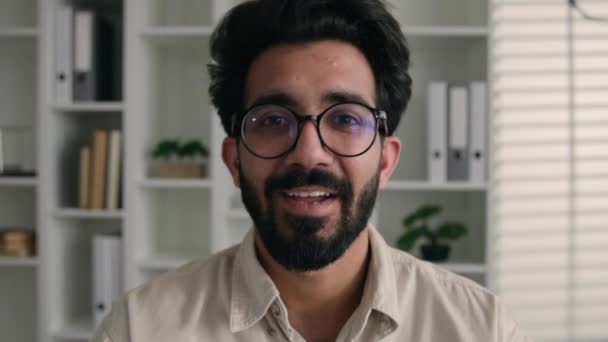 ウェブカメラビュー幸せなアラビア系インド人ムスリム男性でメガネ男性教師チュータービジネスマンの話へコンピュータウェブカメラ笑顔ビデオチャットオンライン教育コース話している仕事のインタビューからホームオフィス — ストック動画