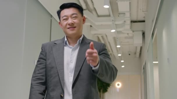 Портрет Счастливая Улыбка Зубастый Азиатский Бизнесмен Среднего Возраста Работодатель Китайский — стоковое видео