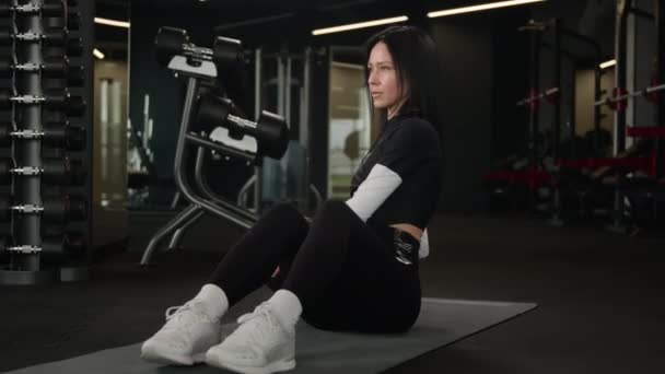 Formda Kaslı Sporcu Spor Malzemeleriyle Karın Egzersizi Yapıyor Spor Salonu — Stok video