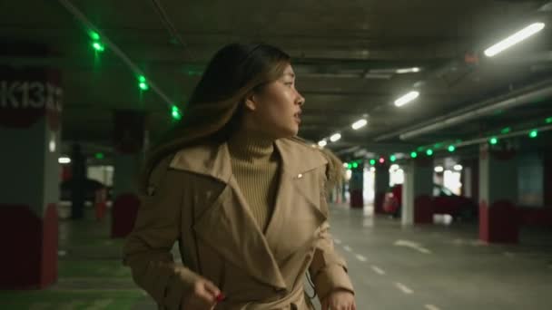 Gestresste Verängstigte Asiatin Chinesisches Mädchen Läuft Allein Vor Gefährlicher Bedrohungsverfolgung — Stockvideo