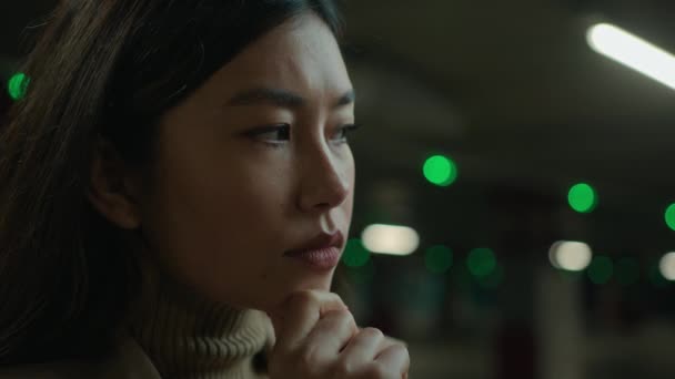 Düşünceli Düşünceli Asyalı Düşünceli Çinli Kadın Şüpheli Kadını Otoparkta Fikir — Stok video