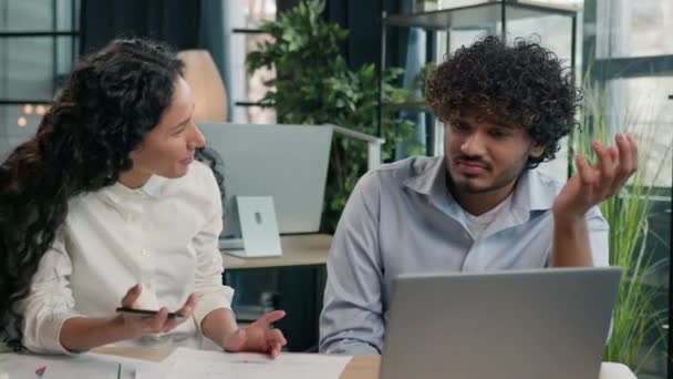 Verveelde Vrouw Business Mentor Onderwijzen Mannelijke Stagiair Helpen Laptop Werk — Stockvideo