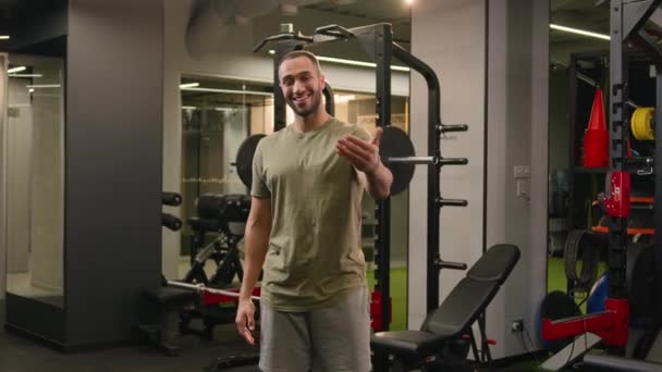 Rörlig Zoom Kamera Stark Afroamerikansk Man Fitness Tränare Bjuda Till — Stockvideo