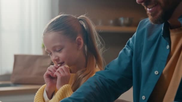 Vit Glad Familj Frukost Middag Köket Liten Söt Barn Flicka — Stockvideo