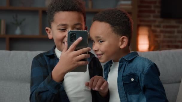 Dva Malí Sourozenci Chlapci Afroameričtí Děti Synové Přátelé Děti Bratři — Stock video