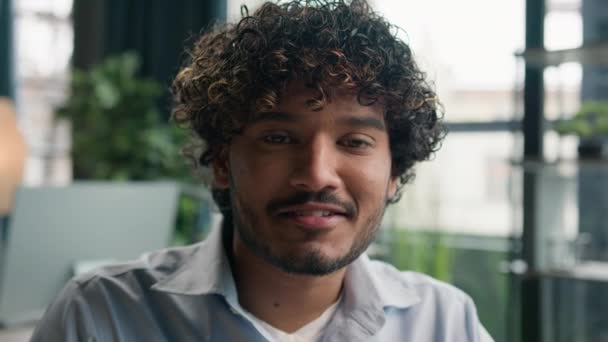 Головной Портрет Латиноамериканец Бизнесмен Арабский Индиец Смотрит Камеру Счастливый Улыбающийся — стоковое видео
