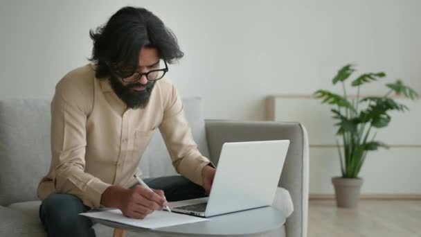 Арабский Индийский Мусульманин Парень Бизнесмен Писать Заметки Документы Письменные Заявления — стоковое видео