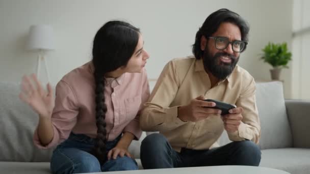 Indisk Kvinde Kone Distrahere Mand Fra Spille Virtuelle Spil Fokuseret – Stock-video