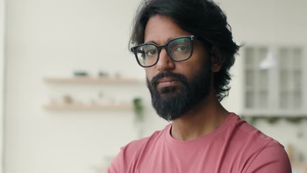 本格的な髭の男イスラム教徒の男が自宅でカメラを見ている 肖像画の民族インドのビジネスマンで眼鏡アラビア語の単一住宅所有者男性は眼鏡を着用悪いビジョン医療眼科矯正を入力します — ストック動画