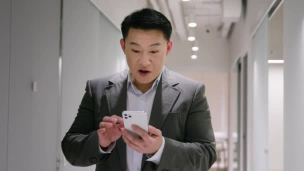Glædelig Overrasket Asiatisk Moden Mand Følelsesmæssige Vinder Mandlige Kinesiske Forretningsmand – Stock-video