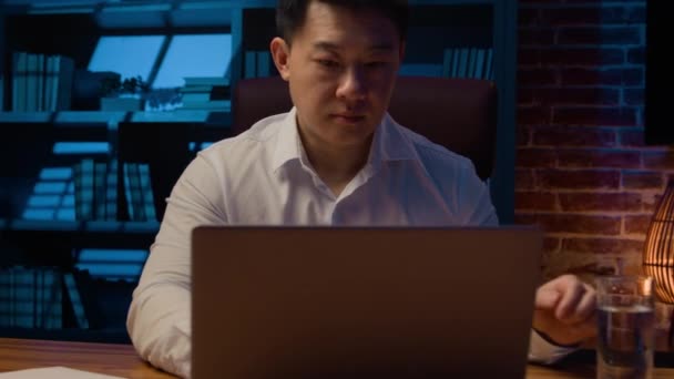Азиатский Мужчина Среднего Возраста Китайский Бизнесмен Работает Ноутбуком Интернет Стартап — стоковое видео