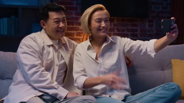 Glücklich Aufgeregt Multirassische Multiethnische Paar Verheiratet Diverse Asiatische Mann Und — Stockvideo