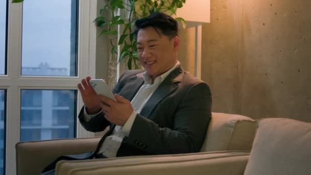 Uśmiechnięty Mężczyzna Przedsiębiorca Średnim Wieku Szczęśliwy Biznesmen Azjatycki Chiński Japoński — Wideo stockowe