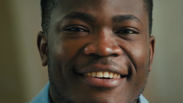 Kopfschuss Afroamerikaner Geschäftsmann Ethnische Kerl Blick Die Kamera Glücklich Lächelnd — Stockvideo