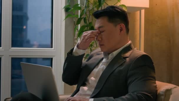 Doente Asiático Chinês Coreano Homem Negócios Cansado Exausto Homem Sobrecarregado — Vídeo de Stock