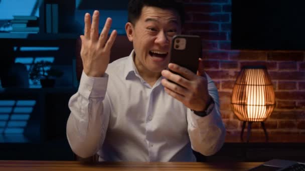 Spændt Chokeret Overrasket Asiatisk Mand Præstation Mobiltelefon Præmie Tilbud Mulighed – Stock-video