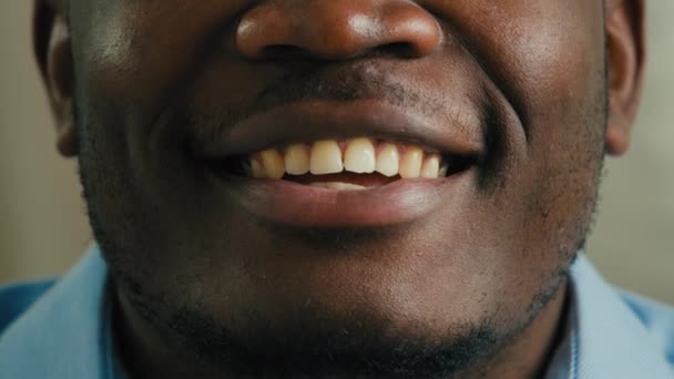 作物のショットアフリカ系アメリカ人の顔の一部男性実業家ブロガーVloggerは ビデオブログのスピーチを話していると言う 閉じるアップ口唇歯科歯の笑顔口腔医療幸せな認識できない男トーク — ストック動画