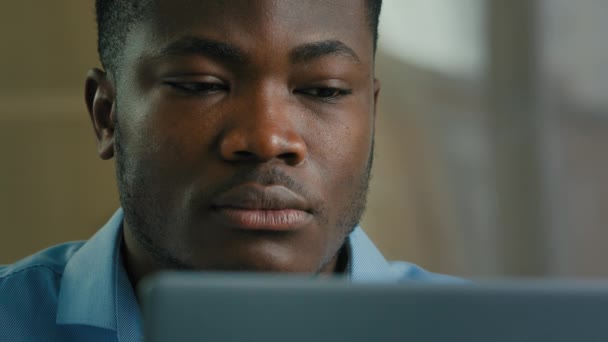 Исполнительный Менеджер Мужчина Предприниматель Афроамериканец Мужчина Сосредоточен Бизнесмен Изучает Интернет — стоковое видео