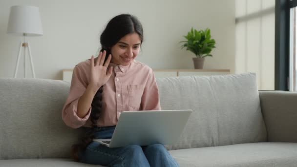 Gülümseyen Arap Kadın Bilgisayarlı Video Konferansında Arkadaşıyla Konuşuyor Hoş Sohbetler — Stok video