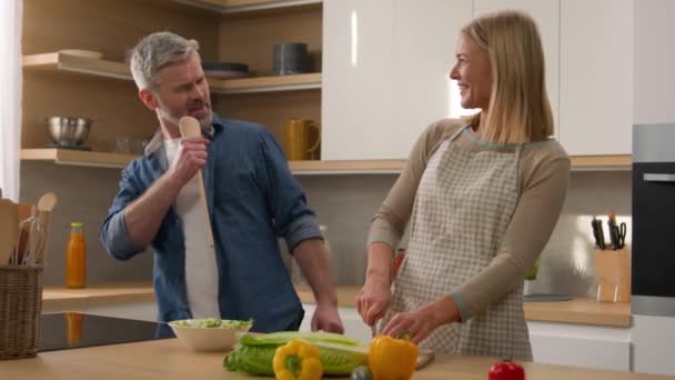 Caucasian Woman Cut Vegetables Cooking Salad Middle Aged Man Husband — Stock Video