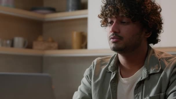 Väsynyt Turhautunut Ylityöllistetty Sairas Intialainen Mies Freelancer Arabian Kaveri Liikemies — kuvapankkivideo
