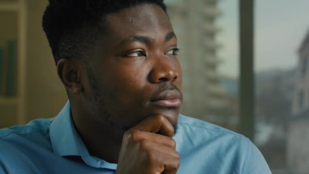Kopfschuss Afroamerikaner Mann Ethnisch Durchdachte Geschäftsmann Denken Halten Hand Auf — Stockvideo